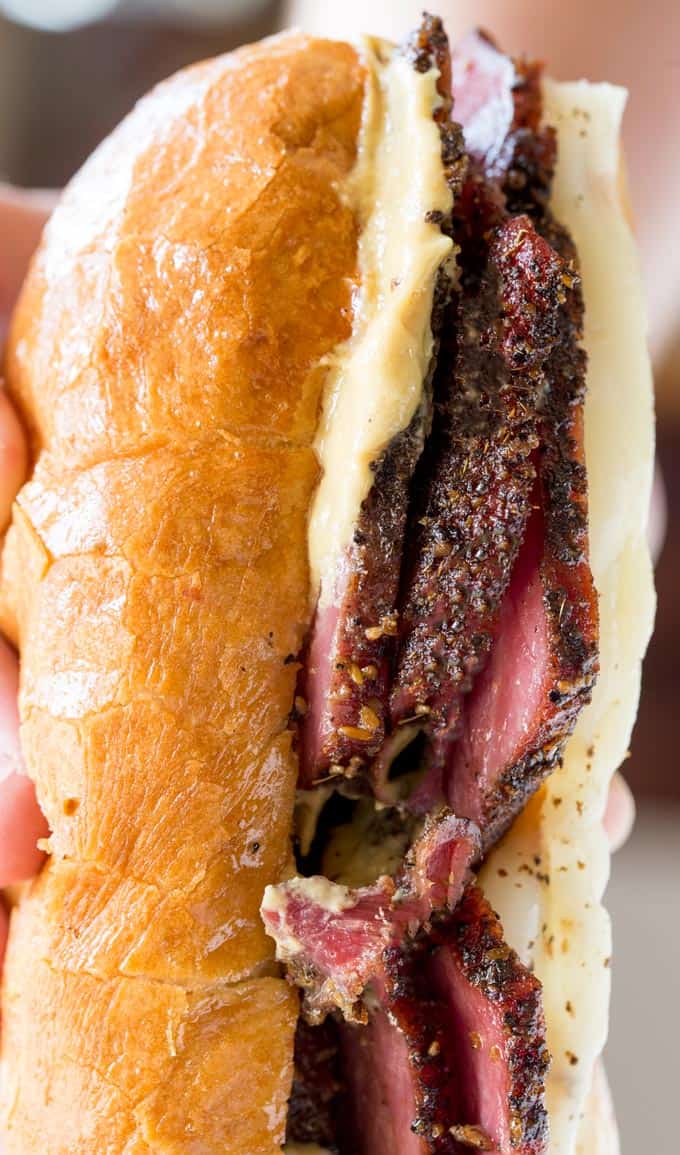  Les sandwichs au pastrami à la mijoteuse sont faciles à préparer pour une foule ou pour vos déjeuners et ne prennent que quelques ingrédients. Vous n'achèterez plus jamais de charcuterie pastrami!