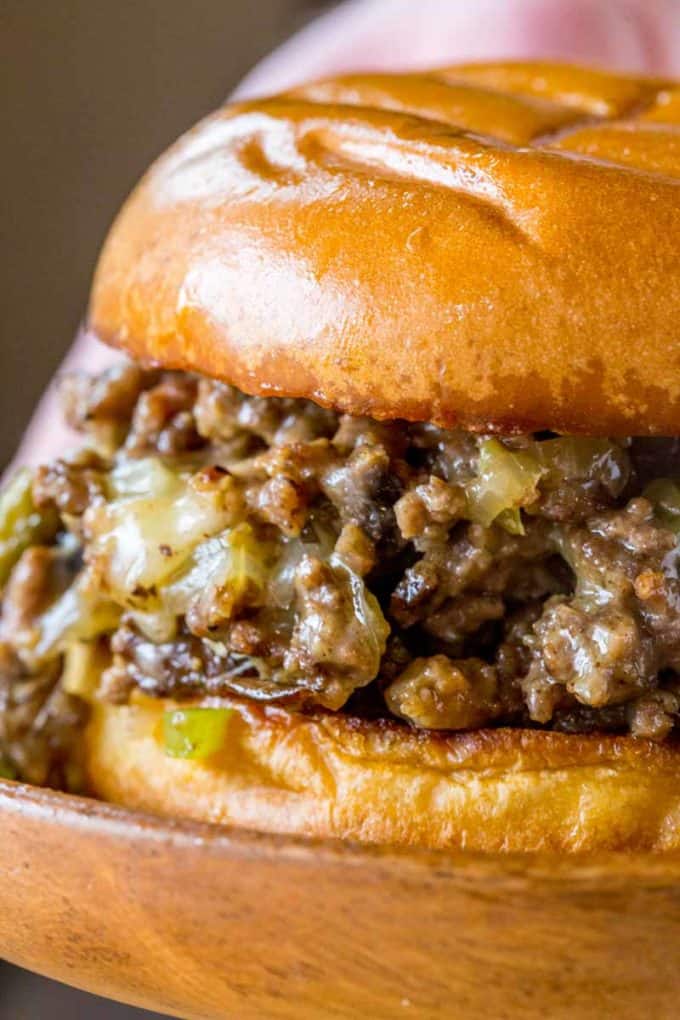 Philly Cheese Steak Sloppy Joes vil få deg til å glemme barndoms hermetisert sausminner og få DEG TIL Å ELSKE sloppy joes igjen.