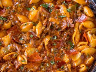 Pepperoni Pizza Hamburger Helper is a quick and easy cheesy pasta that tastes like your favorite pizza and it's ready to eat in just 30 minutes.