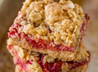 Fresh Strawberry Crumb Bars that are easy to make with just a handful of ingredients and they taste just like Nutrigrain Bars!