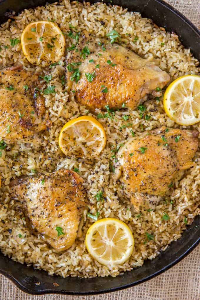 One Pot Greek Chicken and Rice este un fel de mâncare ușoară pe care o puteți face pentru o masă ușoară în timpul săptămânii sau pentru oaspeții care vin la cină. 