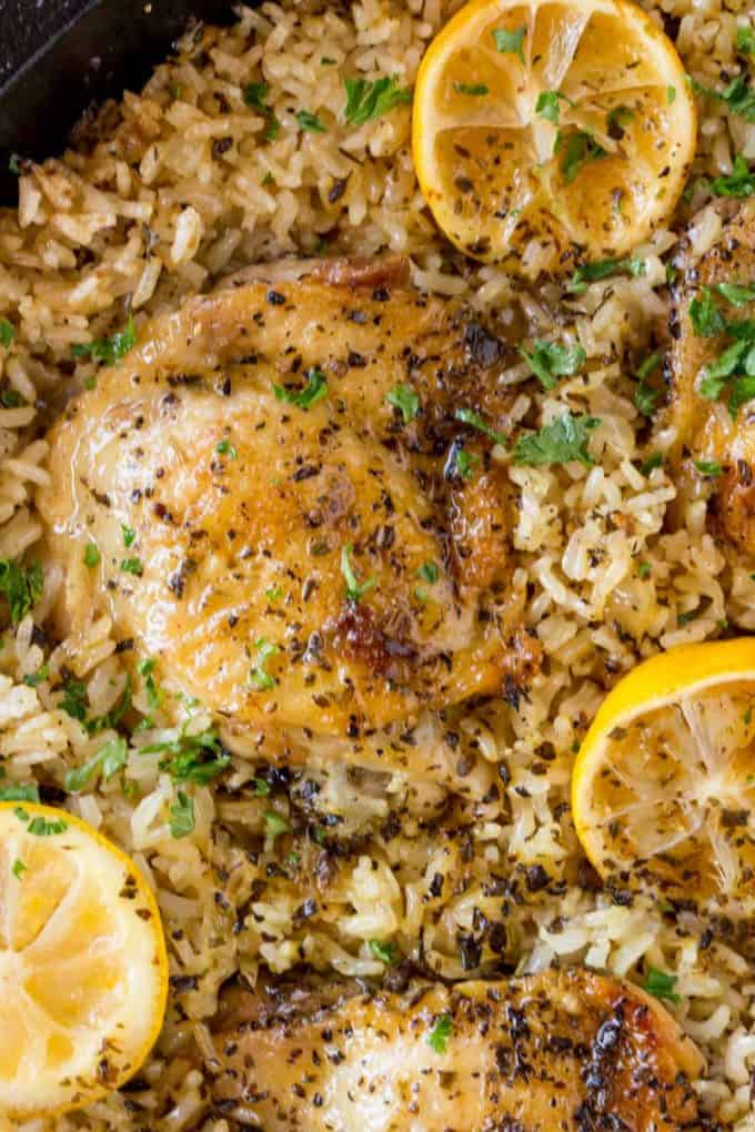 Poulet et riz à la grecque à une casserole avec un riz citronné croustillant et crémeux AMAZING !