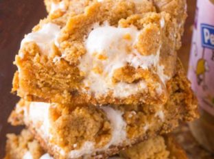 Pumpkin Fluffernutter Bars are the perfect mix of peanut butter brownie, marshmallow filling and all things pumpkin and fall flavored. Best back to school snack ever.