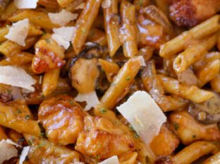Cheesecake Factory Pasta Da Vinci with chicken and mushrooms in a creamy madeira wine sauce with Parmesan cheese. A perfect copycat of one of the most popular pastas on the menu!