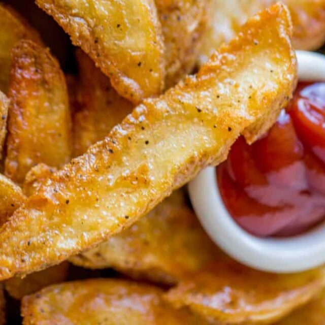 Wedges with ketchup