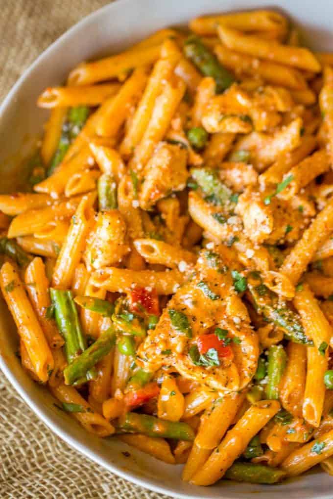 https://dinnerthendessert.com/wp-content/uploads/2017/09/Spicy-Chicken-Chipotle-Pasta-2.jpg