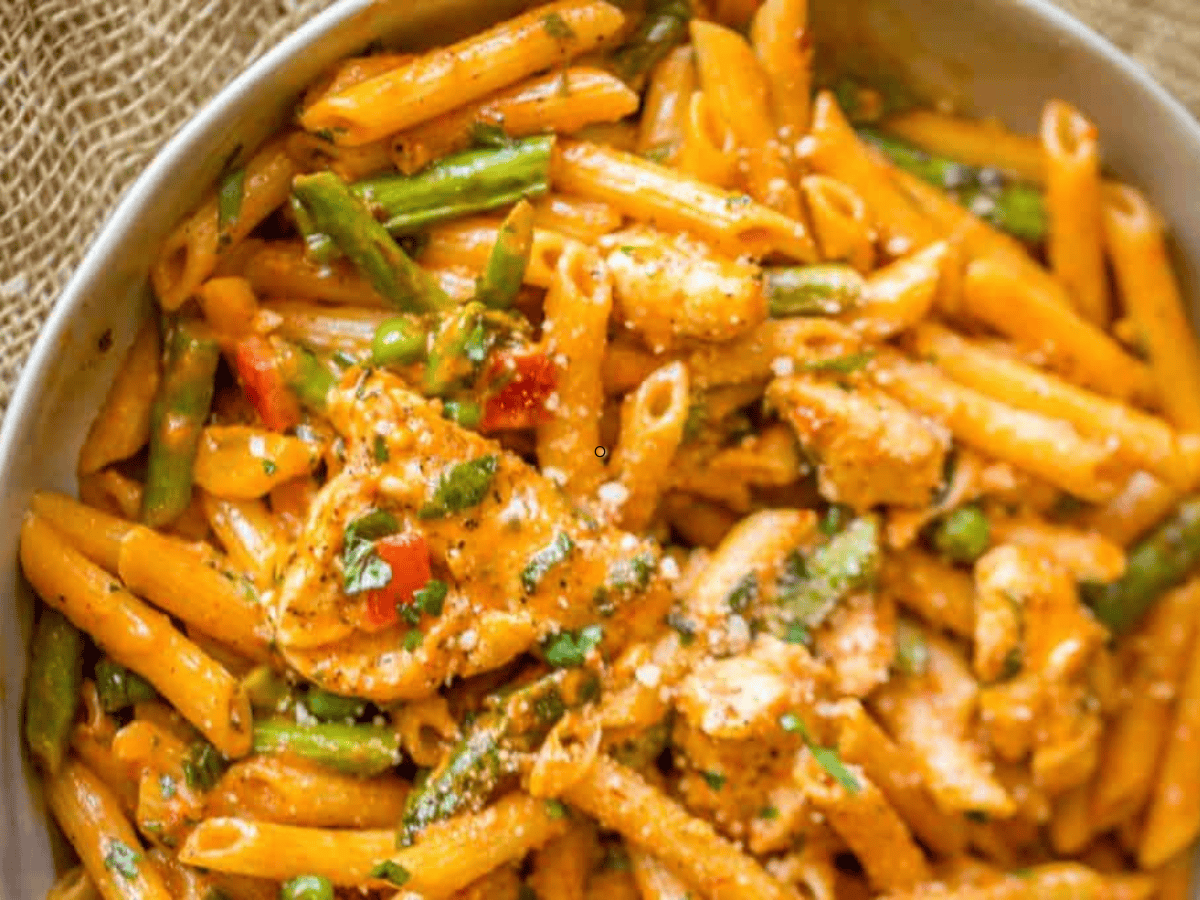 creamy chicken pasta in a bowl 