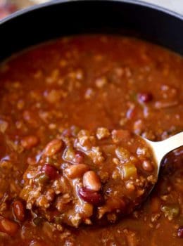 Wendy's Chili copycat made with kidney beans, onions, chilis, bell peppers and tomatoes with a spicy chili powder and cumin spices. Taste like a perfect copycat!