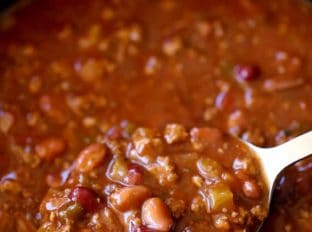 Wendy's Chili copycat made with kidney beans, onions, chilis, bell peppers and tomatoes with a spicy chili powder and cumin spices. Taste like a perfect copycat!