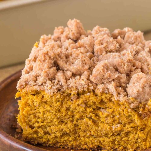 Cake with brown sugar crumble topping