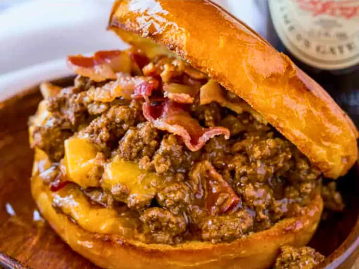Sloppy Joe with top bun sliding off