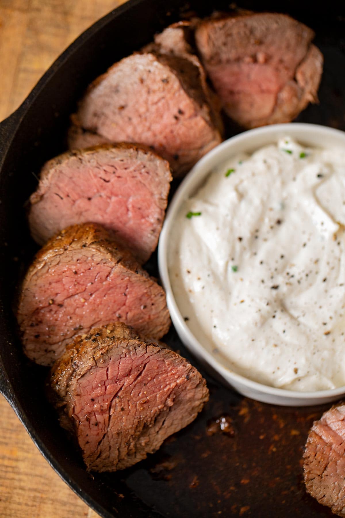 Steaks de filet de bœuf dans une poêle en fonte