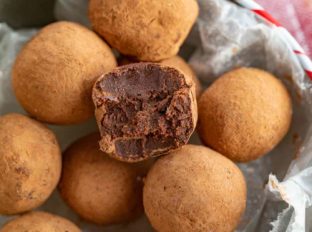 Chocolate Truffles with Cocoa Powder