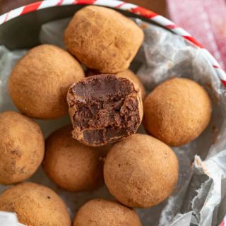 Chocolate Truffles with Cocoa Powder