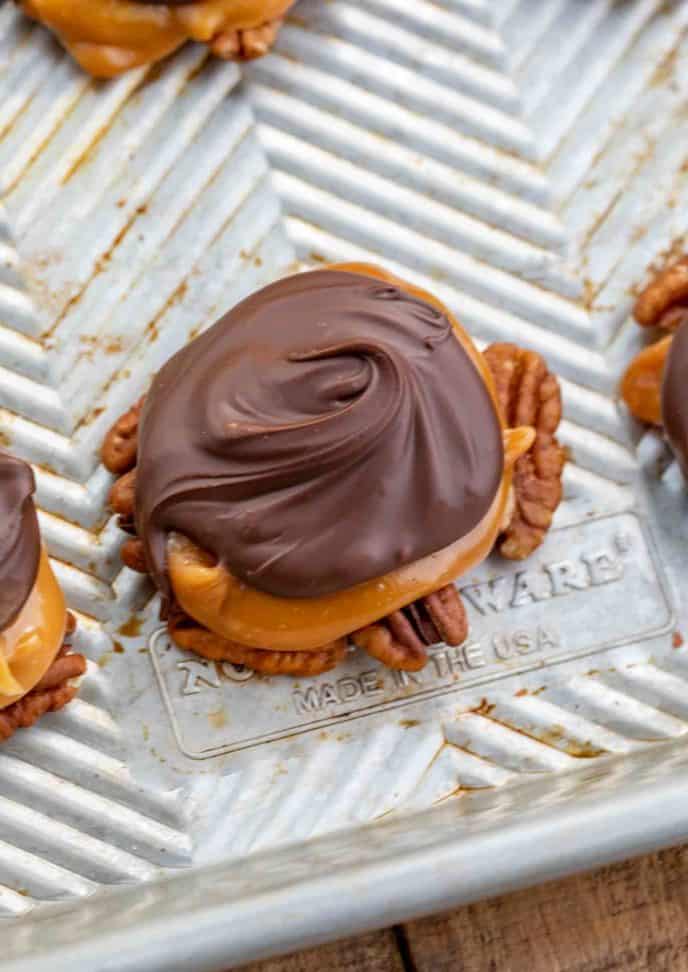 How To Make Turtles With Kraft Caramel Candy / Turtle ...