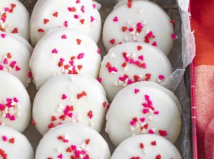 Valentines Day Chocolate Dipped Oreos