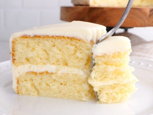 https://dinnerthendessert.com/wp-content/uploads/2019/02/Easy-Vanilla-Cake-with-bite-2-500x375.jpg