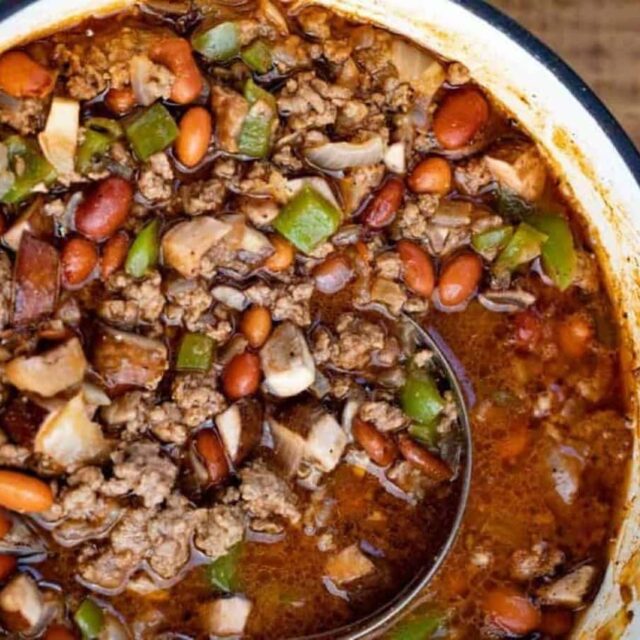 Chili in a green pot with a ladle 1x1