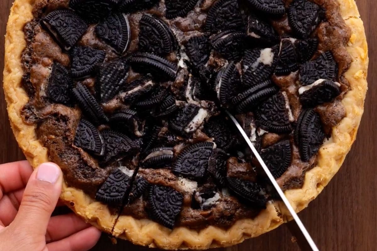 Oreo Chunk Cookie Pie being sliced