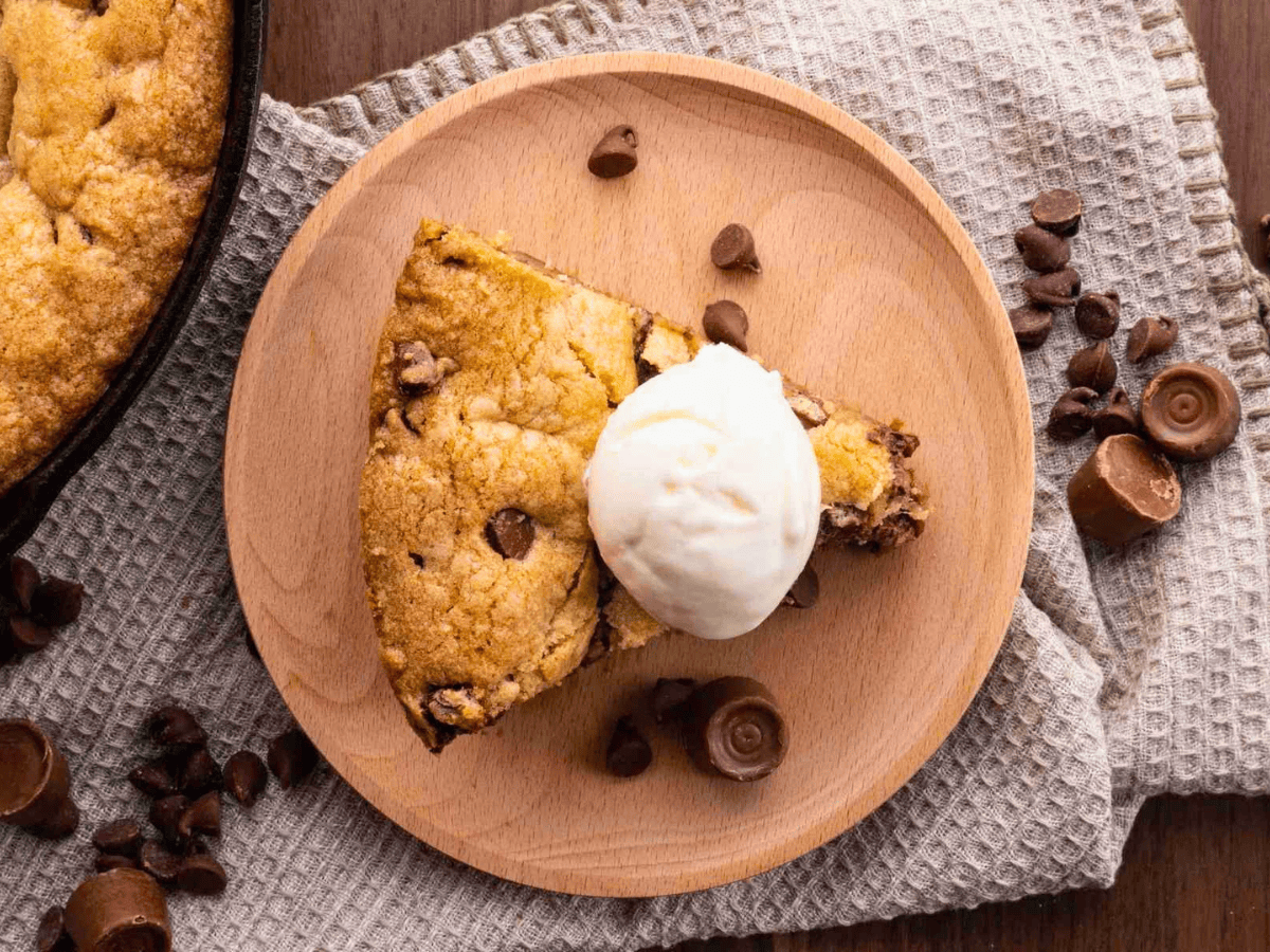 Chocolate Chip Pizookie Recipe [VIDEO] - Dinner, then Dessert