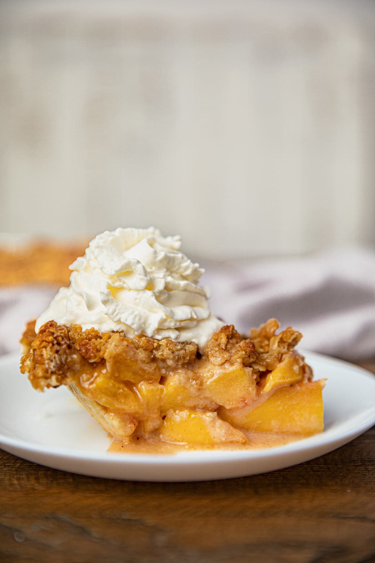 fresh peach pie with crumb topping