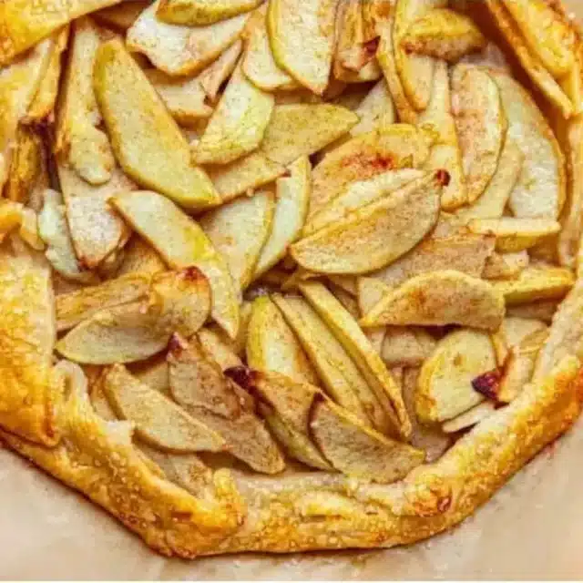 Large tart with apple slices