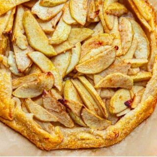 Crostata filled with sliced apples.