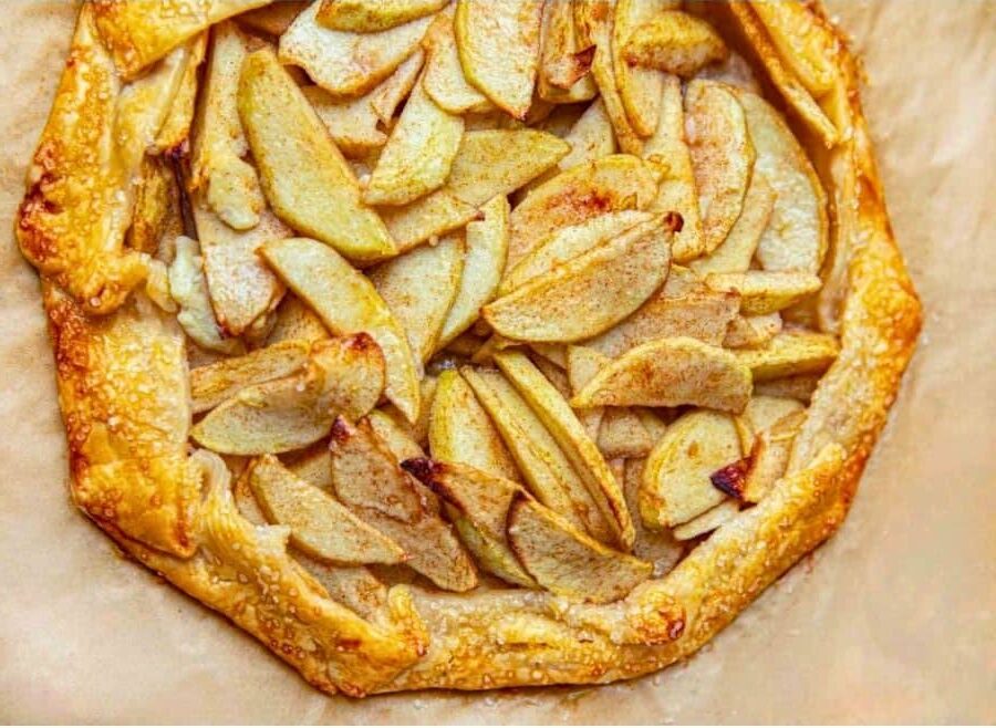 Crostata filled with sliced apples.