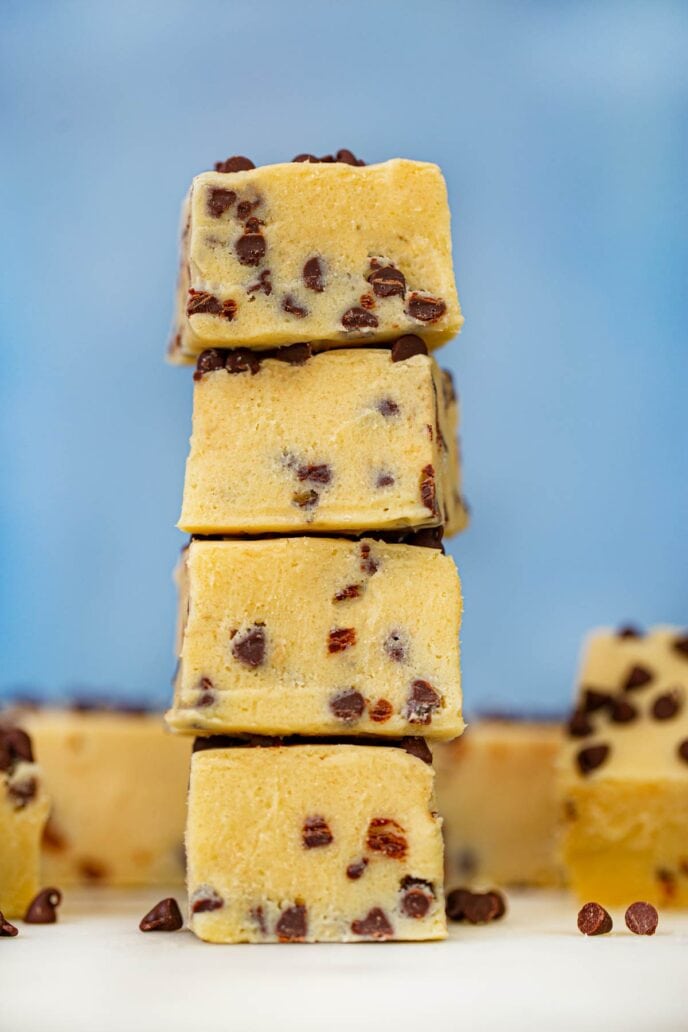 Ciocolata Chip Cookie aluat Fudge într-o stivă