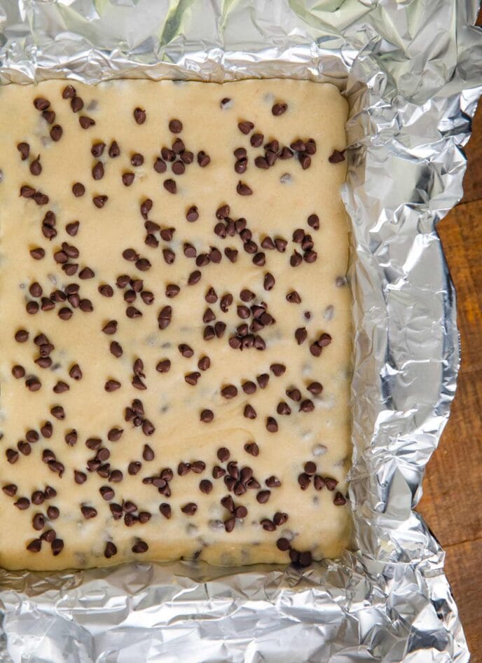 fudge de masa para galletas en una sartén forrada de papel de aluminio