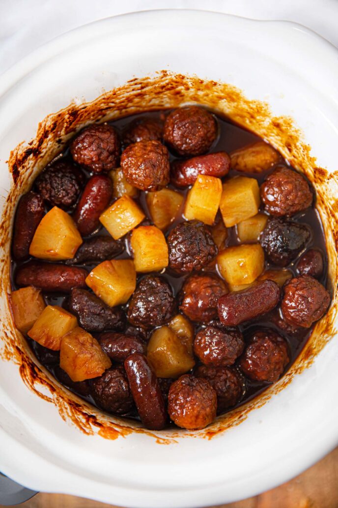 https://dinnerthendessert.com/wp-content/uploads/2019/11/Slow-Cooker-Meatball-Pineapple-Smokies-688x1032.jpg