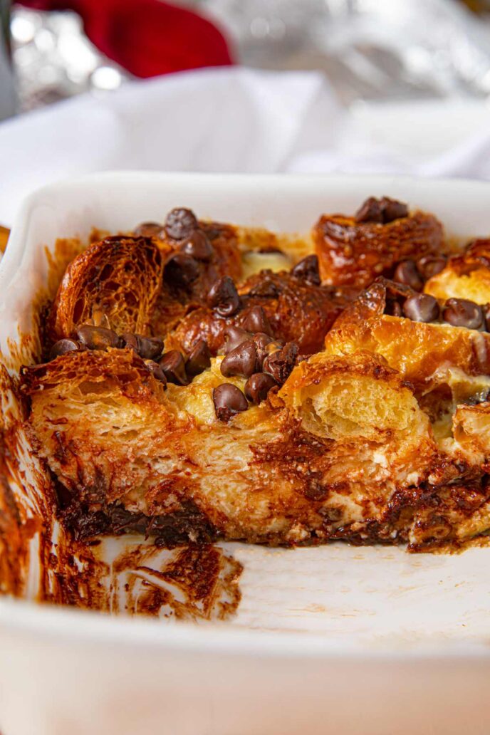 Découpez le Croissant aux pépites de chocolat dans un plat de cuisson blanc tourné vers l'avant