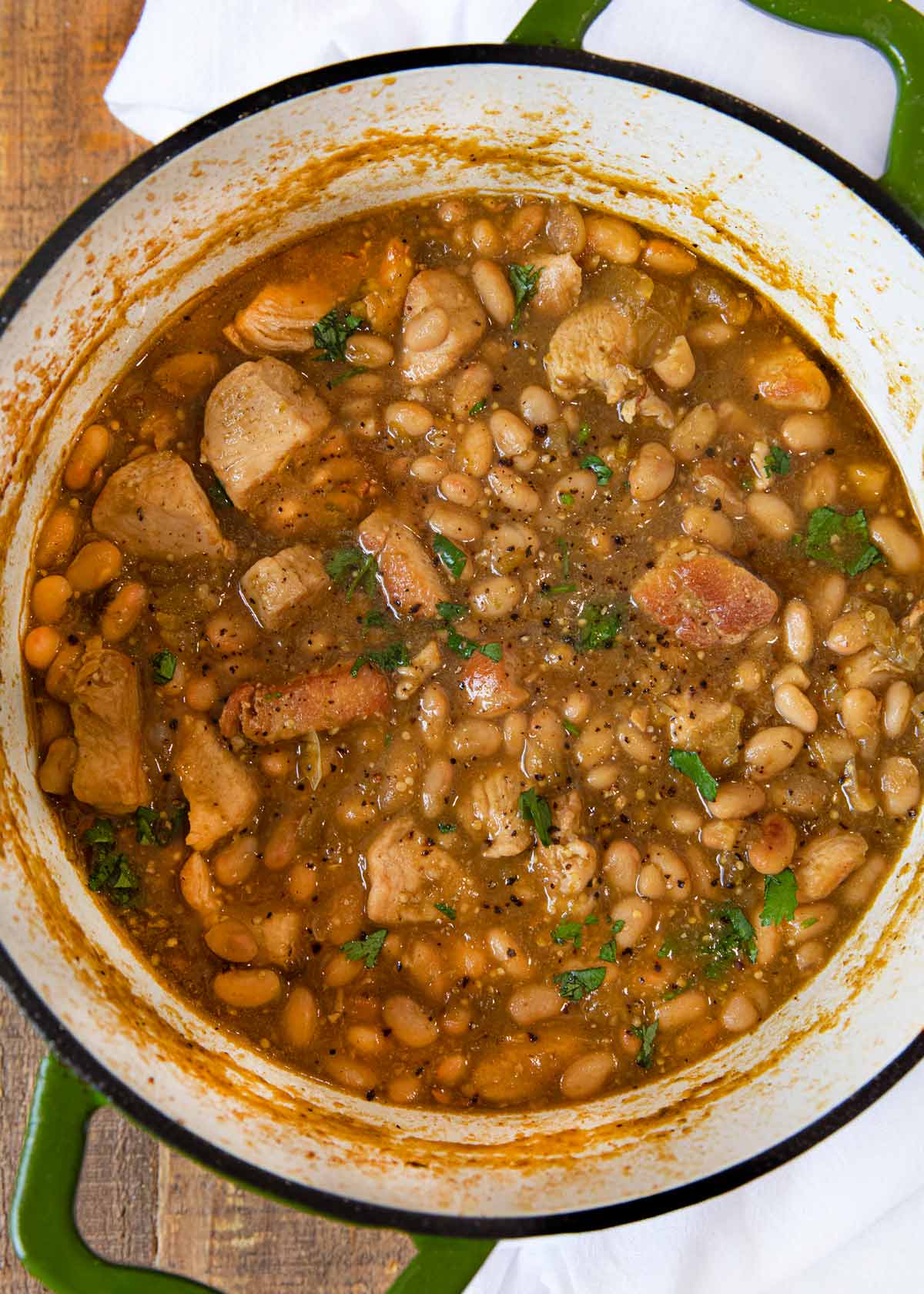 Sopa de pollo con tomatillo en la olla, vista de arriba abajo