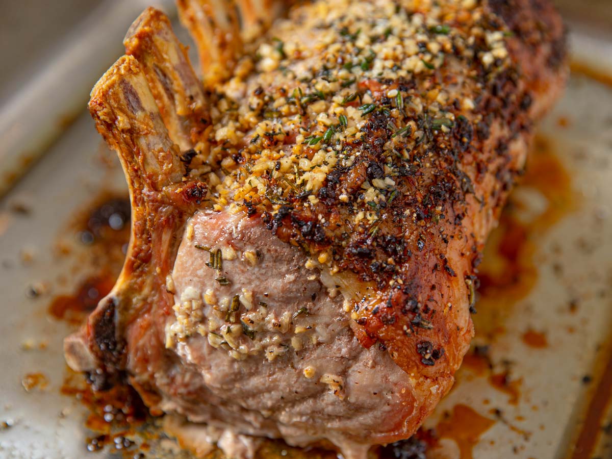 Rack de cerdo asado sin cortar en la bandeja de asar