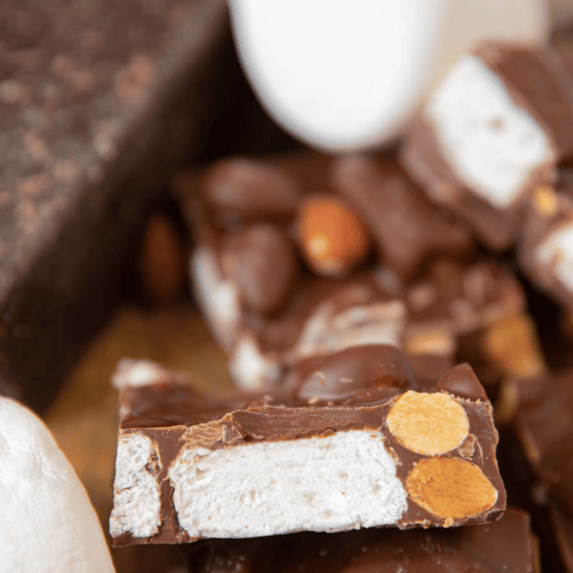 Rocky road chocolate with marshmallows and chocolate pieces