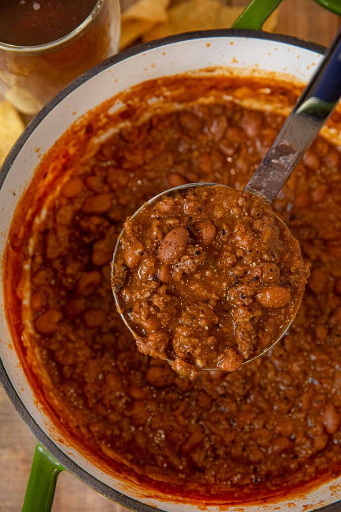 Cuillère à chili au bœuf et à la bière dans une louche