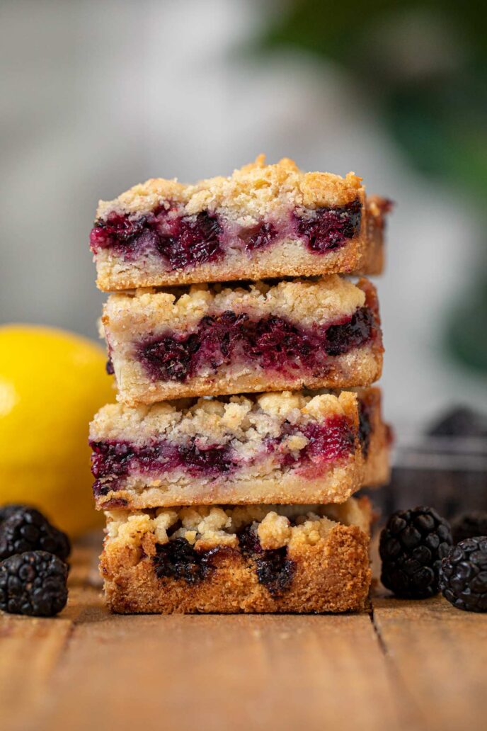 Barres à la miette de mûres en pile