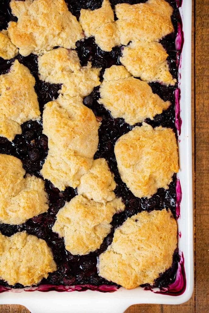 Cobbler aux bleuets dans le plat de cuisson, gros plan