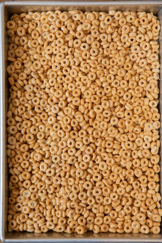 Barrette di cereali Cheerios in teglia