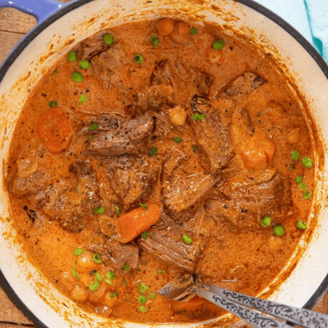 Pot roast with peas and carrots in curry