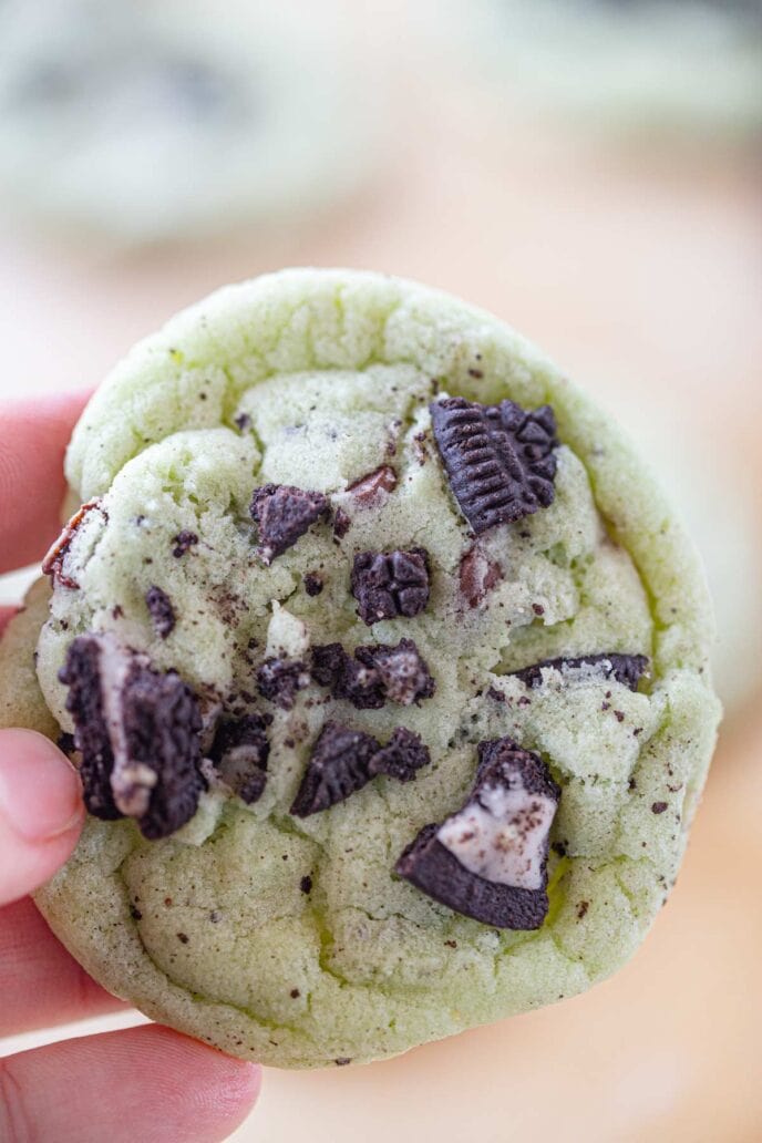 Biscoitos com Chip Oreo de hortelã mantidos na mão