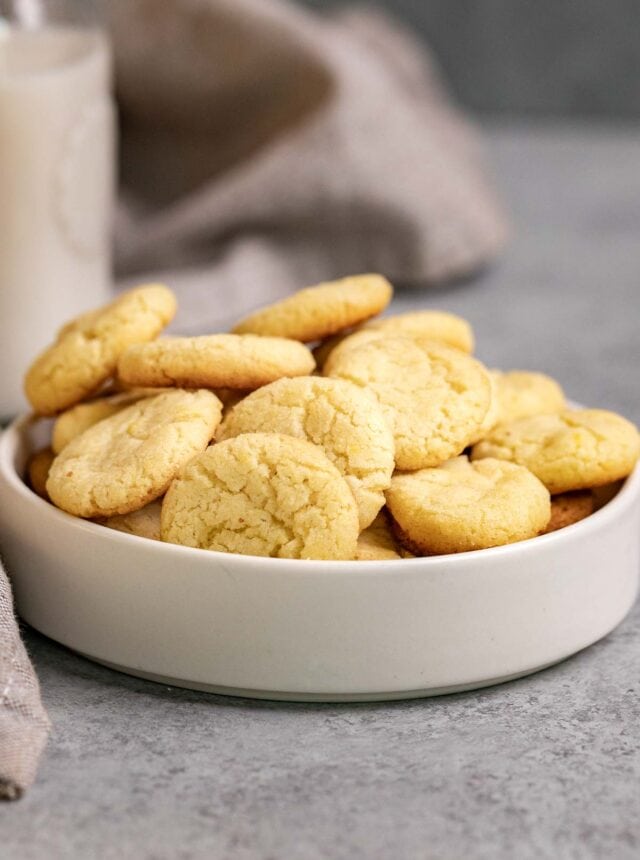 Nilla Wafer Cookies (Copycat) in serving bowl