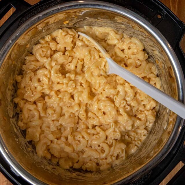 Instant Pot Macaroni and Cheese in pressure cooker