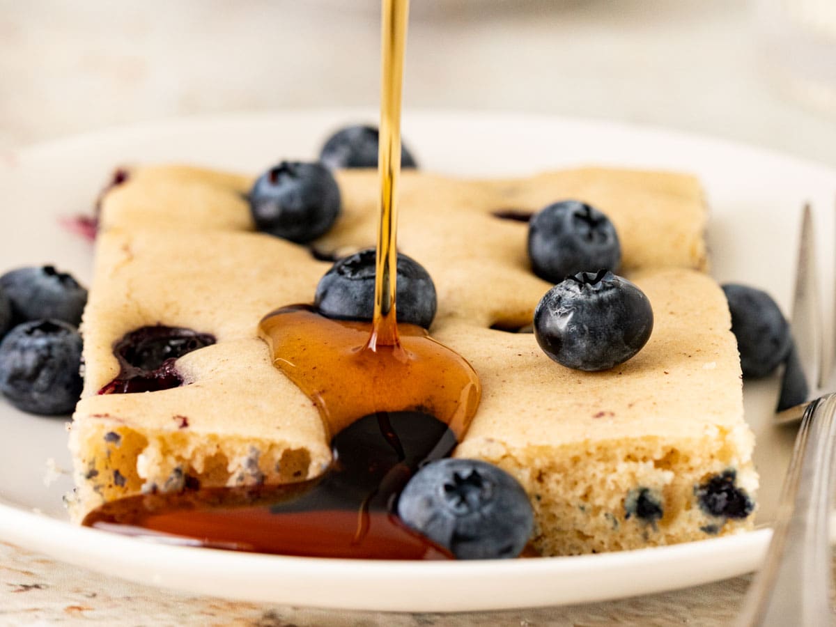 https://dinnerthendessert.com/wp-content/uploads/2021/01/Ratio-4-3-Sheet-Pan-Blueberry-Pancakes.jpg