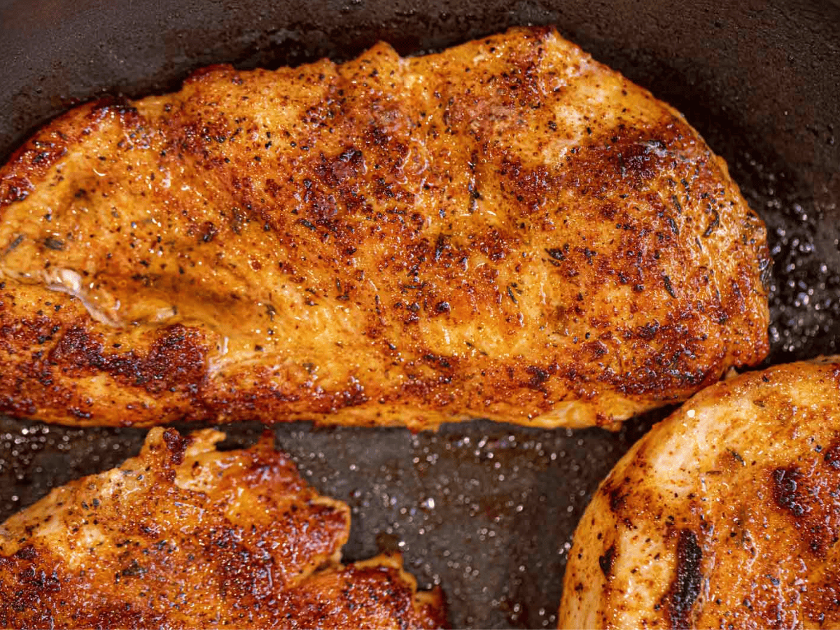 finished seared chicken with seasonings