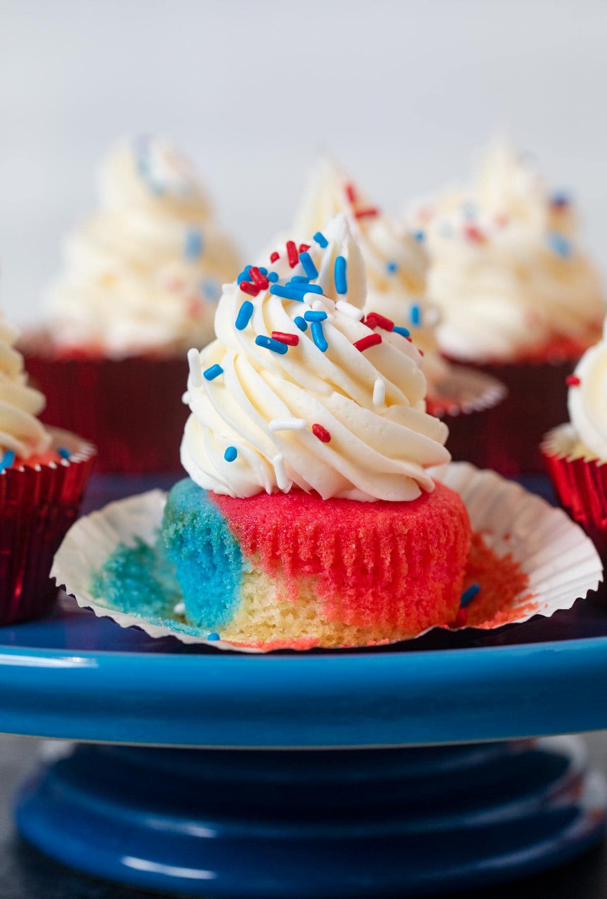 4th of July Cupcakes on cake stand