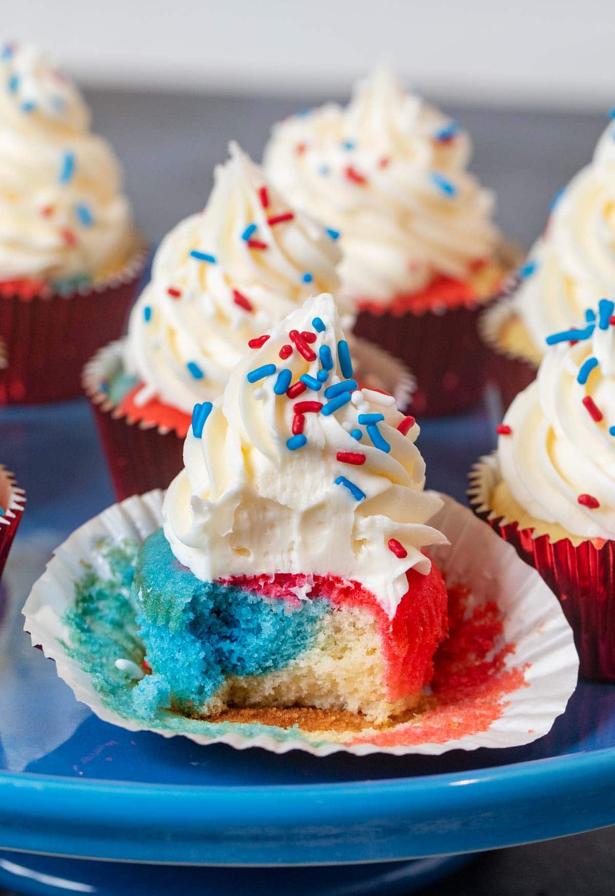 4th of July Cupcakes on cake stand