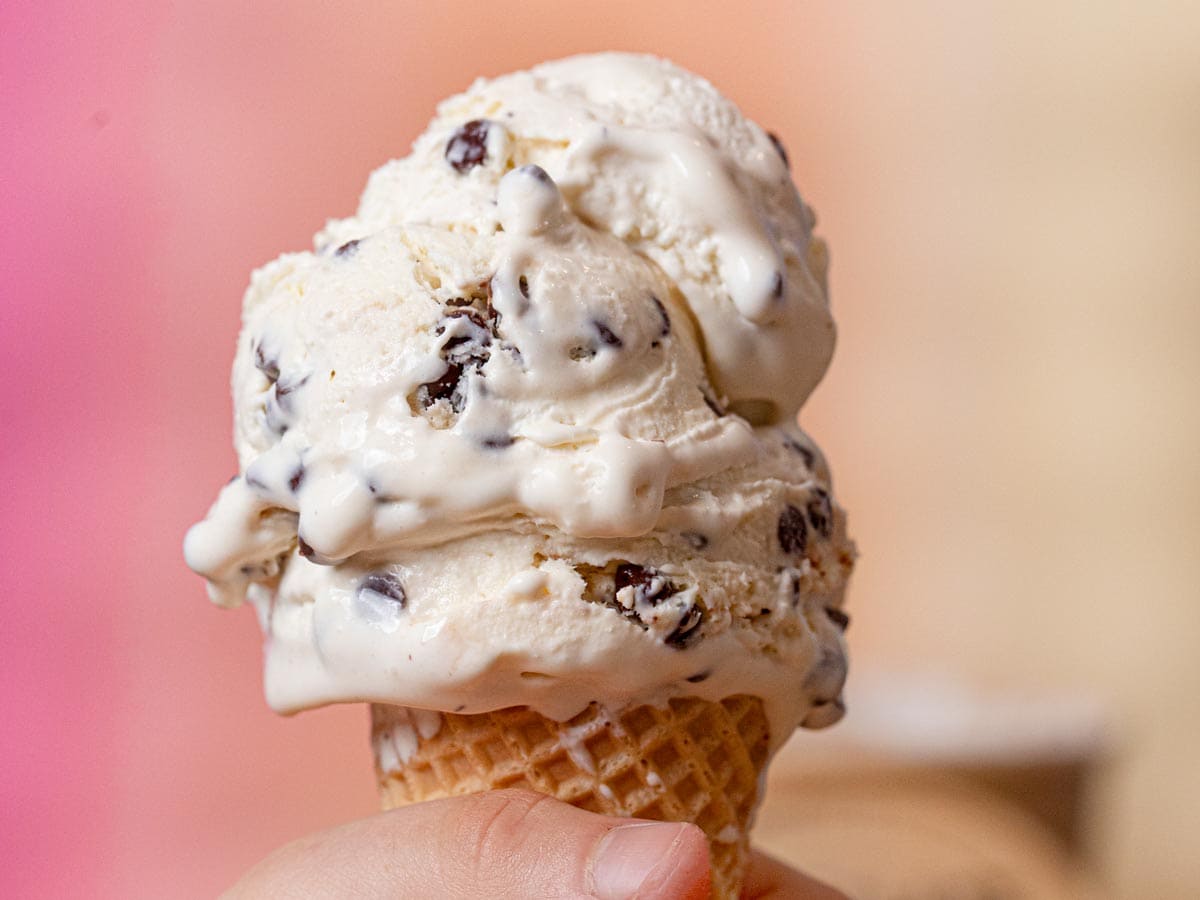 https://dinnerthendessert.com/wp-content/uploads/2021/04/Chocolate-Chip-Ice-Cream-4x3-1.jpg