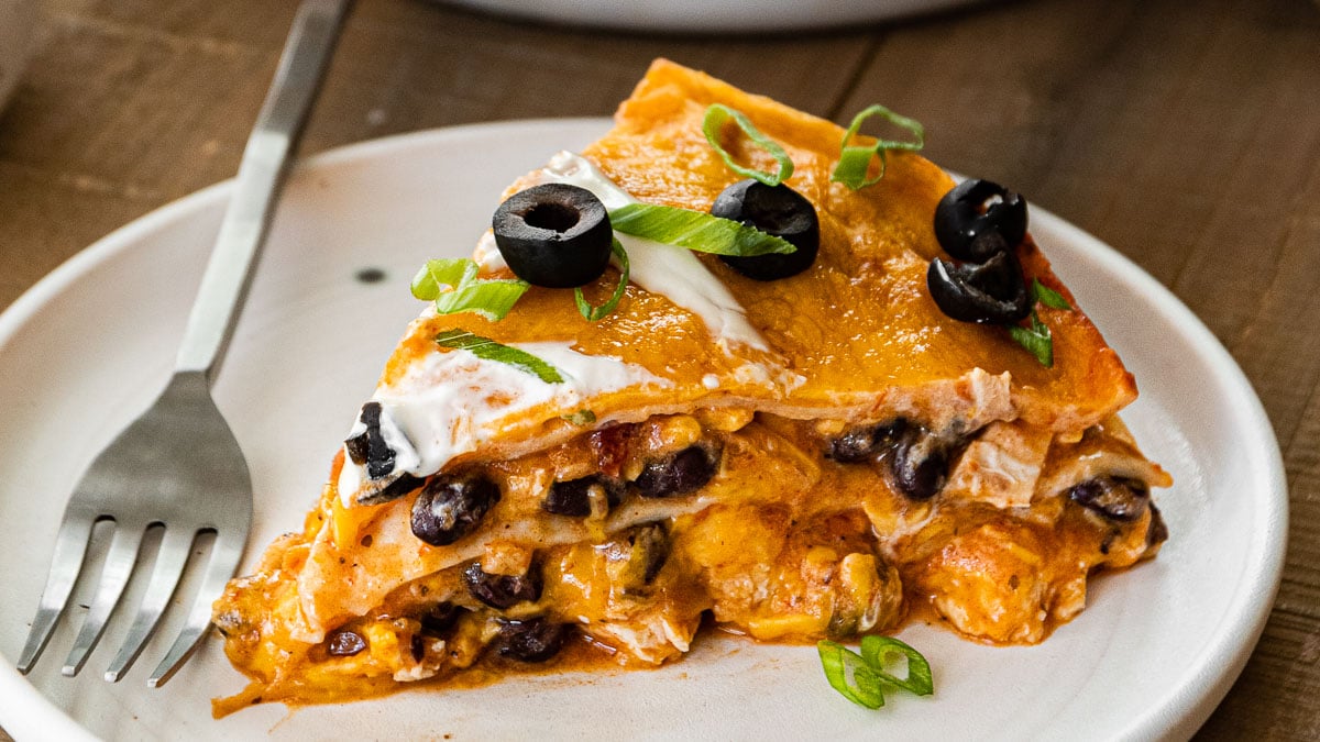 https://dinnerthendessert.com/wp-content/uploads/2021/05/Chicken-Tortilla-Pie-9-16-9.jpg