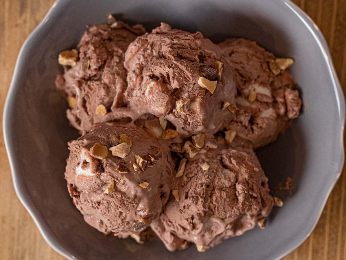 https://dinnerthendessert.com/wp-content/uploads/2021/05/Rocky-Road-Ice-Cream-4x3-1.jpg